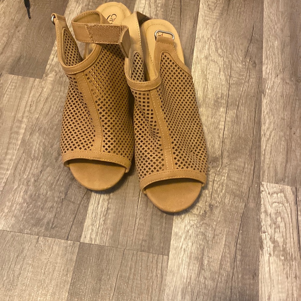 Size 9 tan